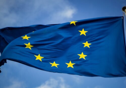 Eine Europaflagge weht im Wind.