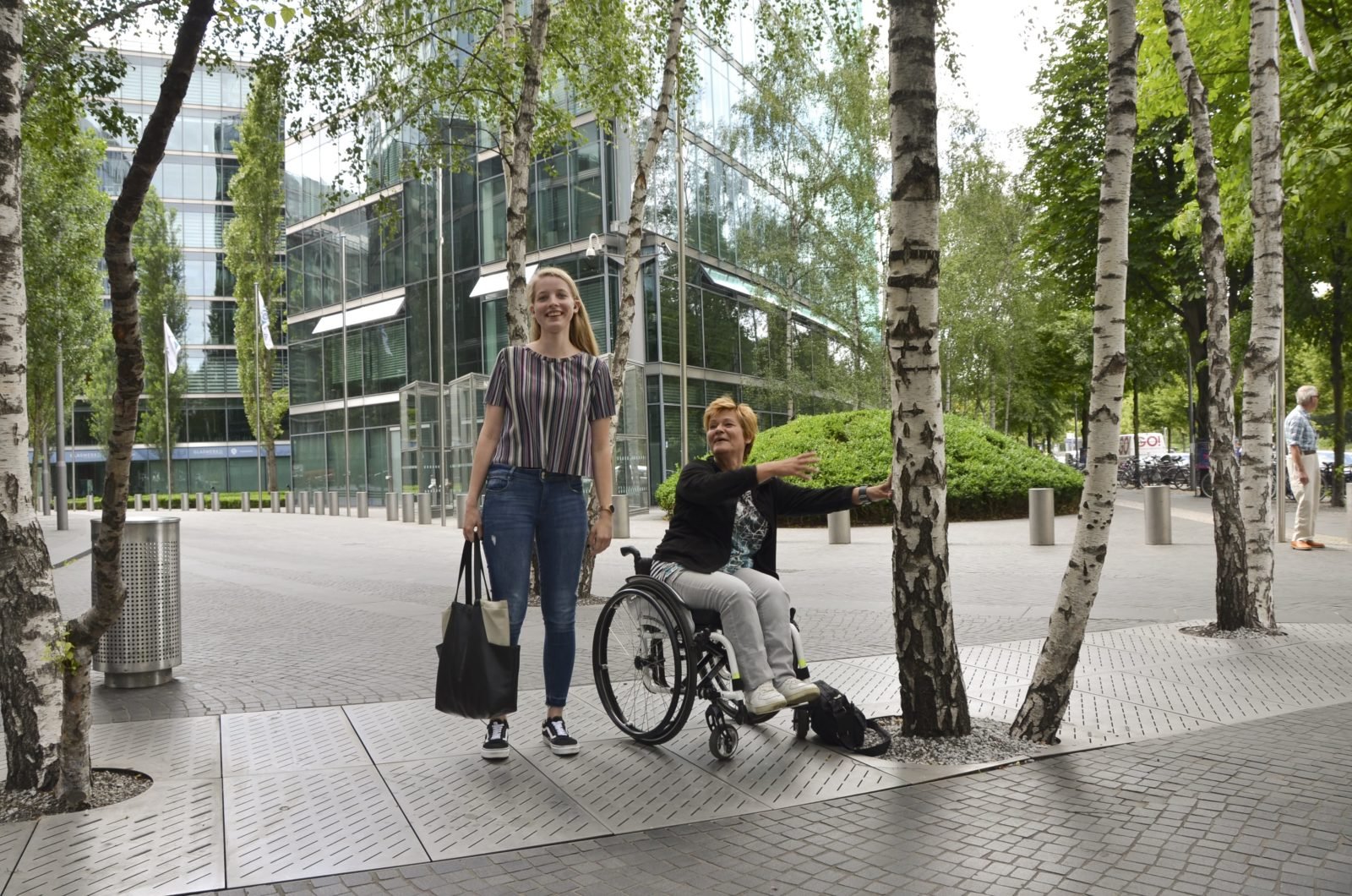 Cindy Klink und WIR-Redakteurin Kirsten Heil vor dem Sony Center in Berlin. Beide lachen.