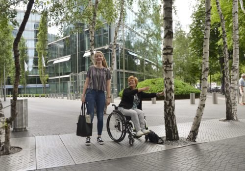 Cindy Klink und WIR-Redakteurin Kirsten Heil vor dem Sony Center in Berlin. Beide lachen.