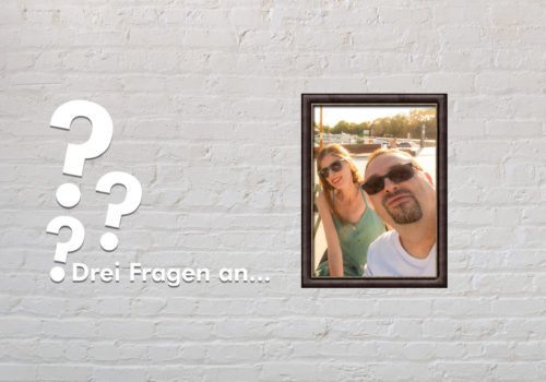Fotomontage: Eine weiße Steinwand - darauf ein Rahmen, in den ein Bild von Adina und Timo Hermann montiert ist, daneben der Schriftzug Drei Fragen an... und drei Fragezeichen.
