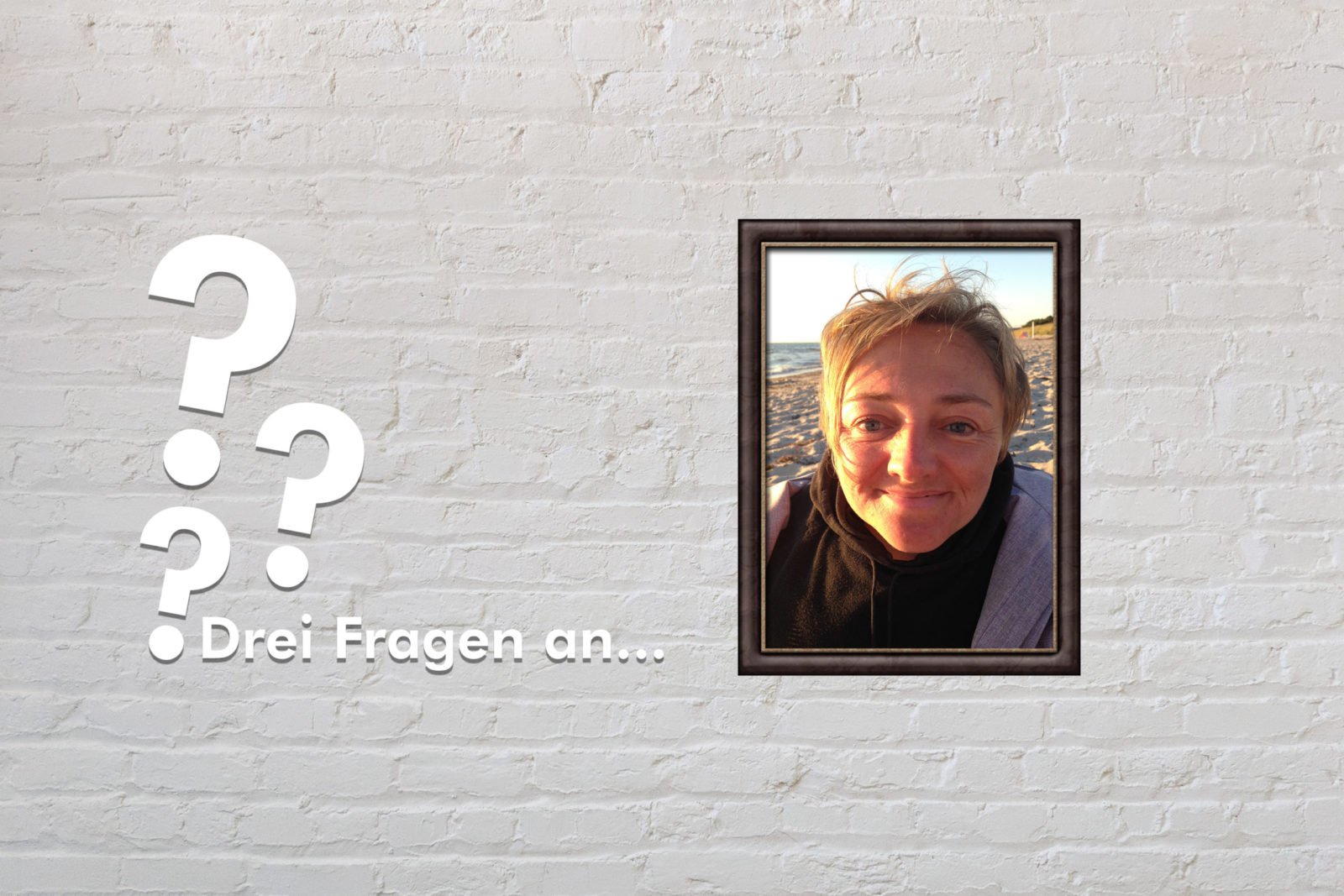 Fotomontage: Eine weiße Steinwand - darauf ein Rahmen, in den ein Bild von Rebecca Maskos montiert ist, daneben der Schriftzug Drei Fragen an... und drei Fragezeichen.