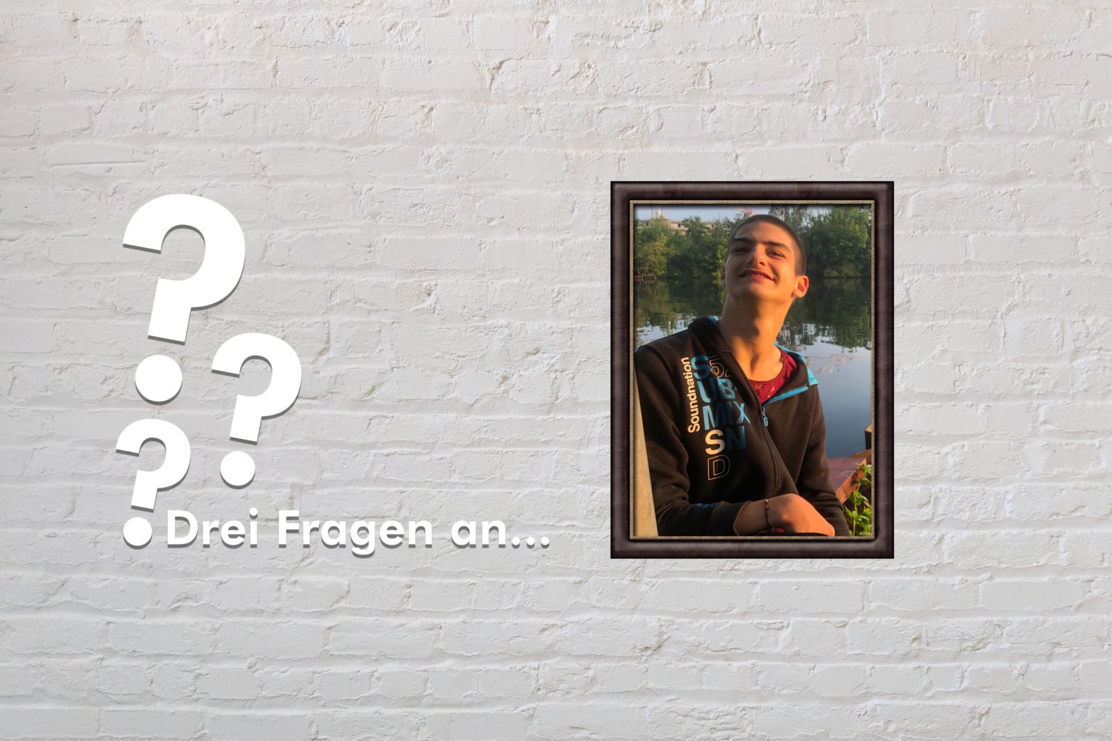 Fotomontage: Eine weiße Steinwand - darauf ein Rahmen, in den ein Bild von Linus Bade montiert ist, daneben der Schriftzug Drei Fragen an... und drei Fragezeichen.