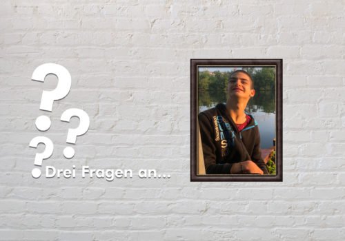 Fotomontage: Eine weiße Steinwand - darauf ein Rahmen, in den ein Bild von Linus Bade montiert ist, daneben der Schriftzug Drei Fragen an... und drei Fragezeichen.