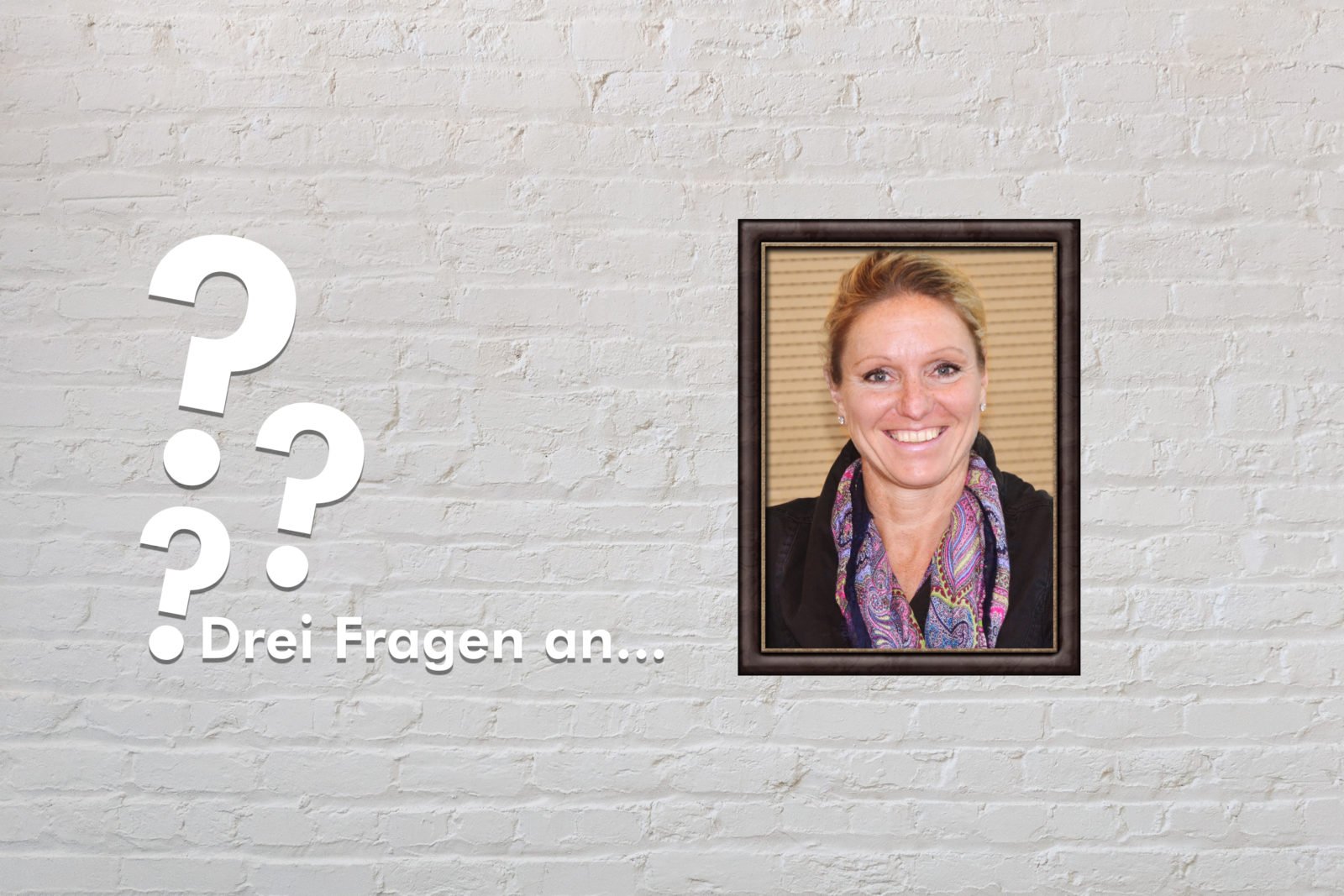 Fotomontage: Eine weiße Steinwand - darauf ein Rahmen, in den ein Bild von Kirsten Bruhn montiert ist, daneben der Schriftzug Drei Fragen an... und drei Fragezeichen.