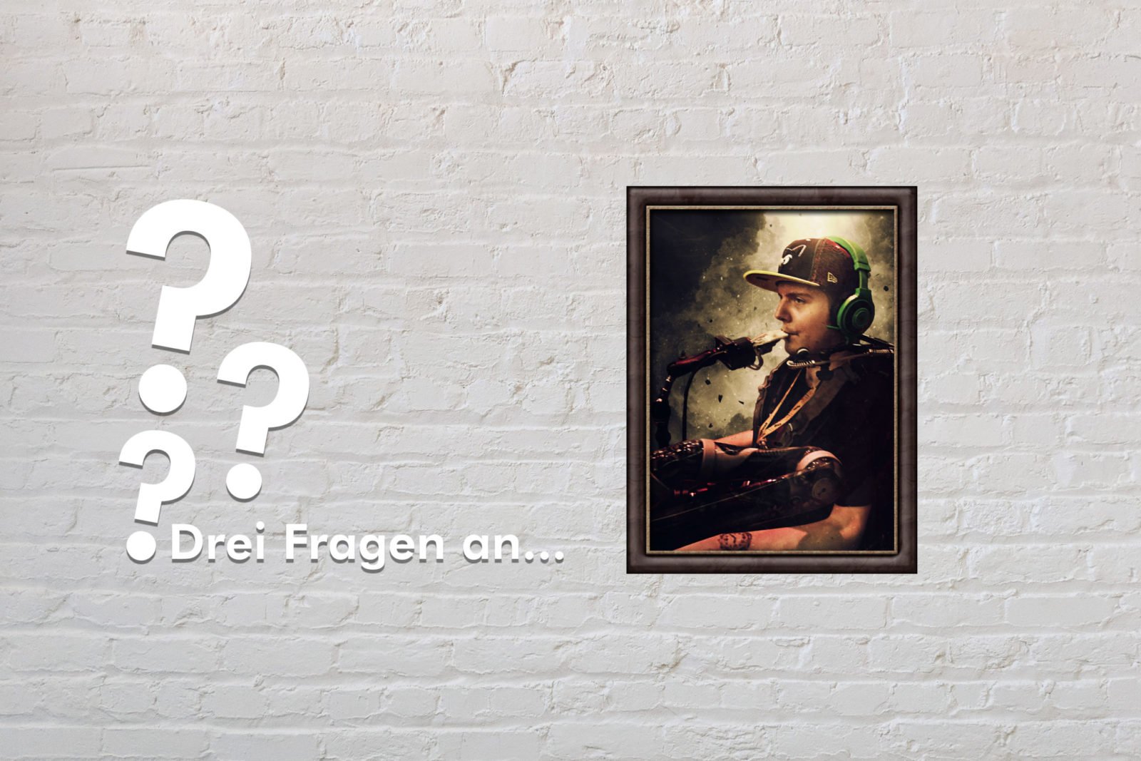 Fotomontage: Eine weiße Steinwand - darauf ein Rahmen, in den ein Bild von Dennis Winkens (stilisiert) montiert ist, daneben der Schriftzug Drei Fragen an... und drei Fragezeichen.