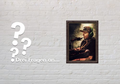 Fotomontage: Eine weiße Steinwand - darauf ein Rahmen, in den ein Bild von Dennis Winkens (stilisiert) montiert ist, daneben der Schriftzug Drei Fragen an... und drei Fragezeichen.