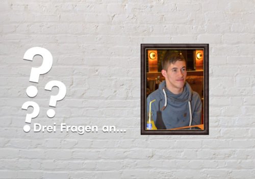 Fotomontage: Eine weiße Steinwand - darauf ein Rahmen, in den ein Bild von Jasper Dombrowski montiert ist, daneben der Schriftzug Drei Fragen an... und drei Fragezeichen.