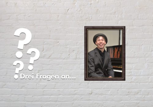 Fotomontage: Eine weiße Steinwand - darauf ein Rahmen, in den ein Bild von Lucca Keller montiert ist, daneben der Schriftzug Drei Fragen an... und drei Fragezeichen.