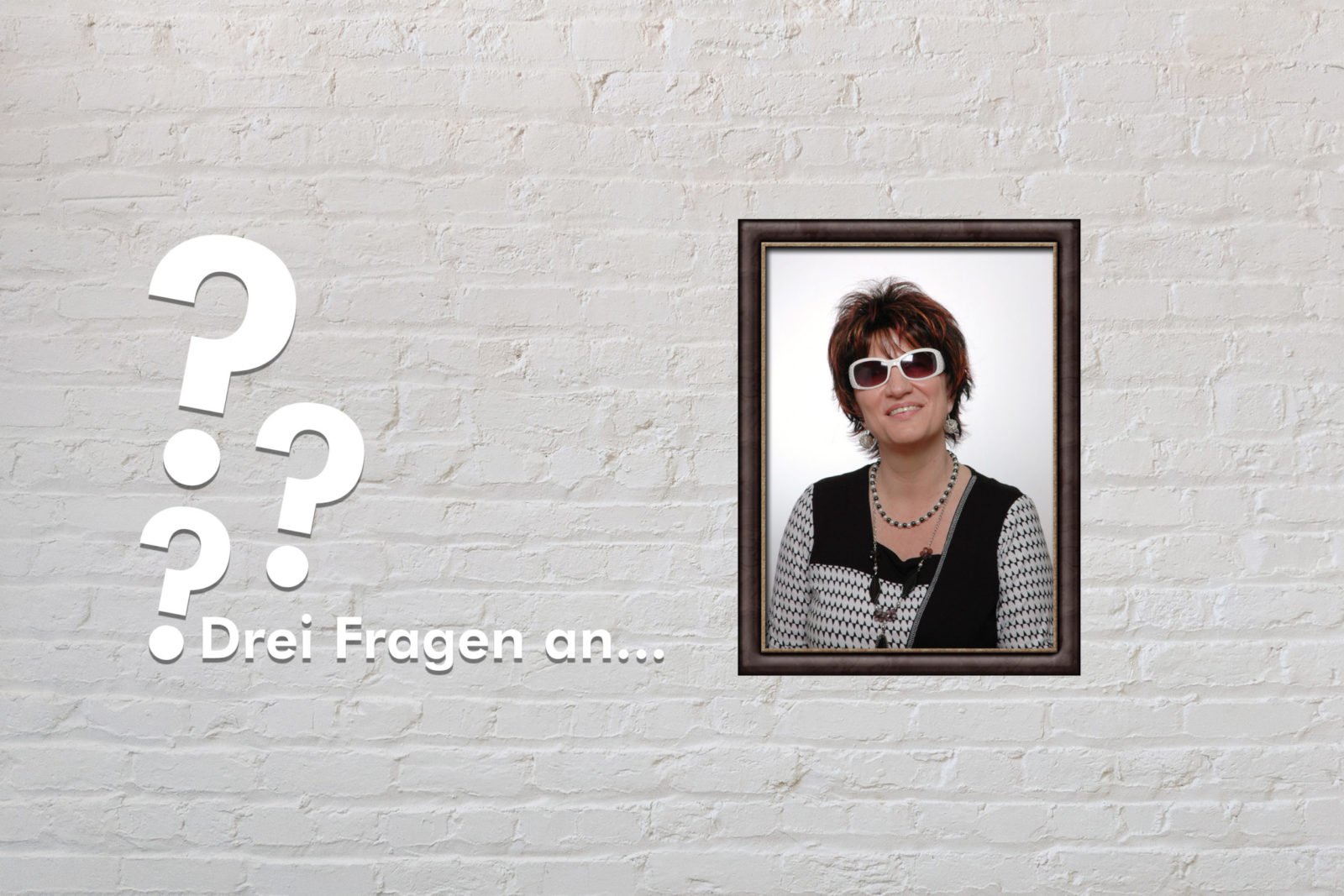 Fotomontage: Eine weiße Steinwand - darauf ein Rahmen, in den ein Bild von Silja Korn montiert ist, daneben der Schriftzug Drei Fragen an... und drei Fragezeichen.