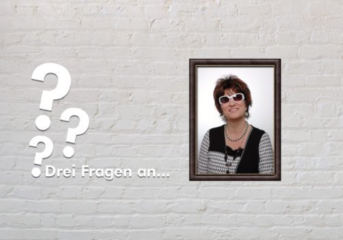 Fotomontage: Eine weiße Steinwand - darauf ein Rahmen, in den ein Bild von Silja Korn montiert ist, daneben der Schriftzug Drei Fragen an... und drei Fragezeichen.