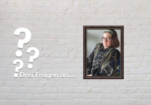Fotomontage: Eine weiße Steinwand - darauf ein Rahmen, in den ein Bild von Laura Mench montiert ist, daneben der Schriftzug Drei Fragen an... und drei Fragezeichen.