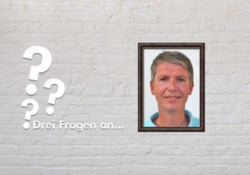 Fotomontage: Eine weiße Steinwand - darauf ein Rahmen, in den ein Bild von Dominik Peter montiert ist, daneben der Schriftzug Drei Fragen an... und drei Fragezeichen.