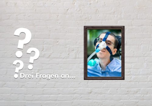 Fotomontage: Eine weiße Steinwand - darauf ein Rahmen, in den ein Bild von Marcel Renz montiert ist, daneben der Schriftzug Drei Fragen an... und drei Fragezeichen.
