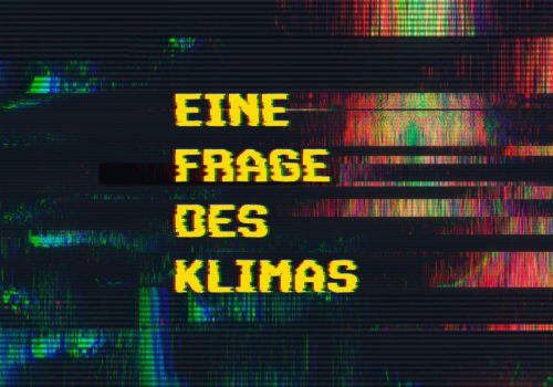 Der Schriftzug "Eine Frage des Klimas" stilisiert auf verzerrten Farben, die an Bildrauschen erinnern.