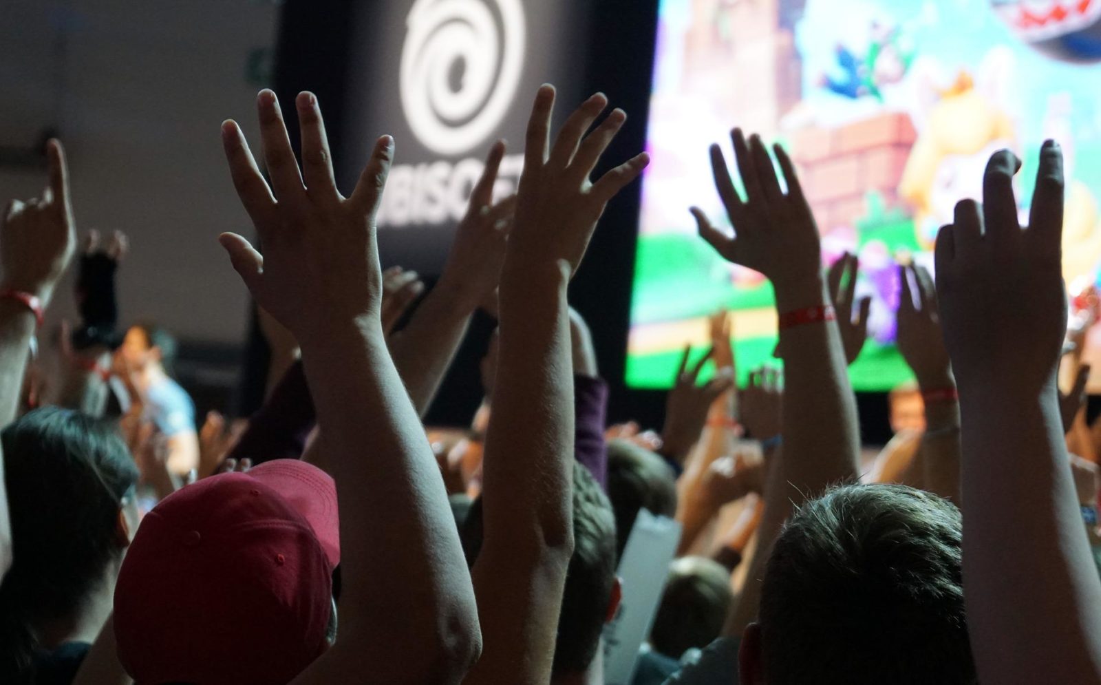 Spielefans an einem Stand auf der Gamescom