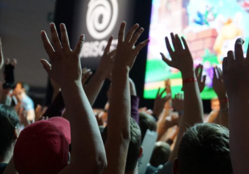 Spielefans an einem Stand auf der Gamescom