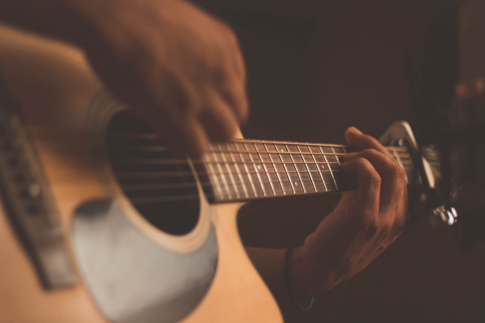 Nahaufnahme: Akustikgitarre, die gerade bespielt wird.