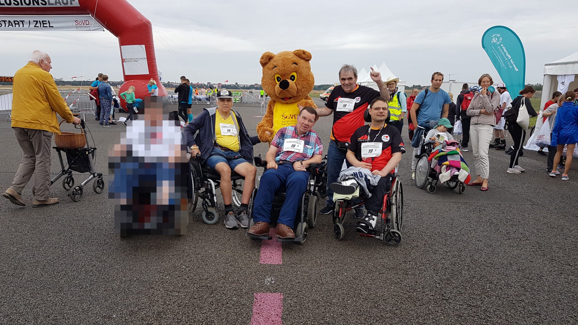 Kleines Gruppenbild mit dem SoVD-Bär.