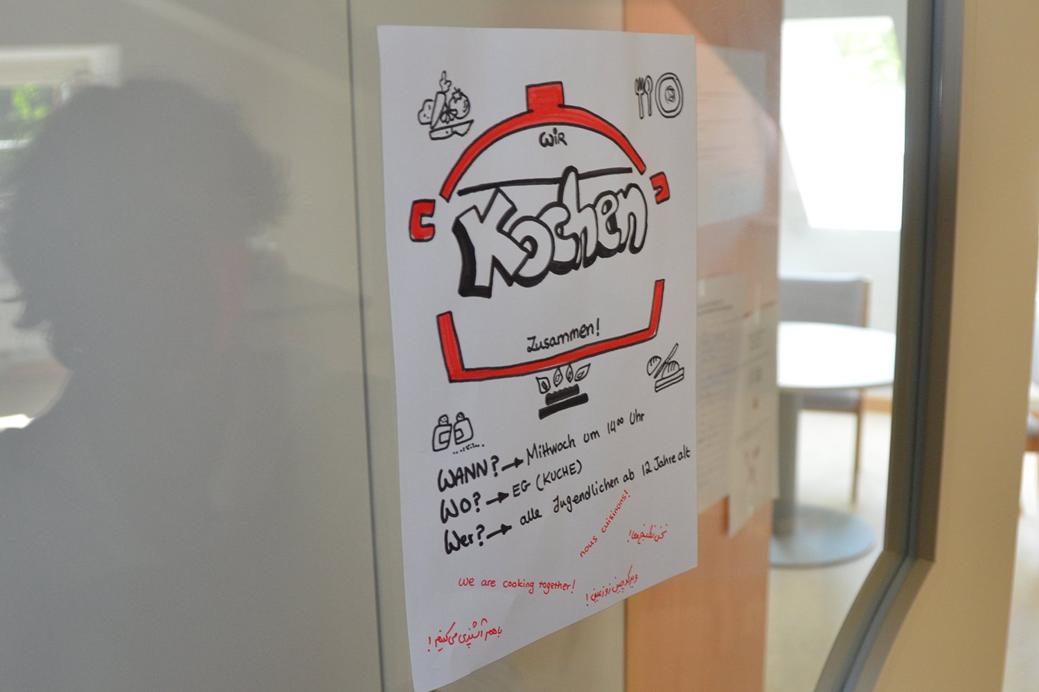 Ein Aushang der alle Jugendlichen im Frauenhaus ab 12 zum gemeinsamen Kochen, immer mittwochs, einlädt.