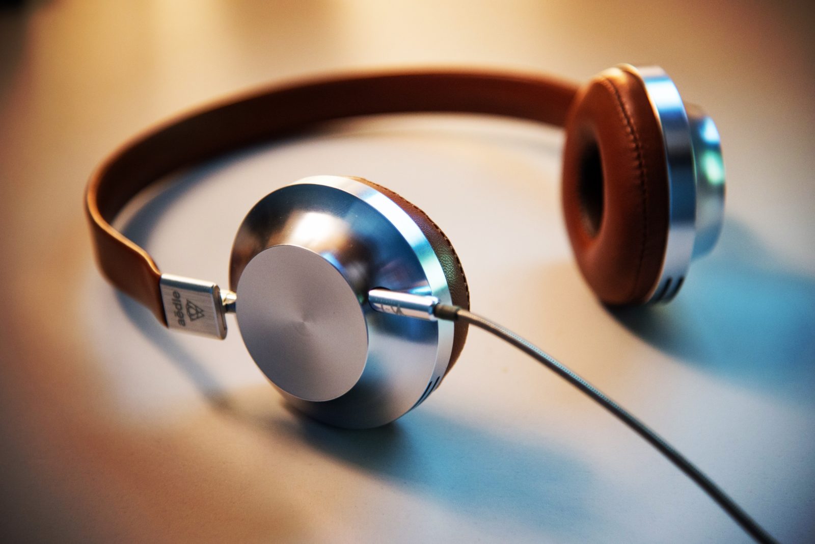 Over-Ear-Kopfhörer mit Kabel auf einem weißen Tisch.