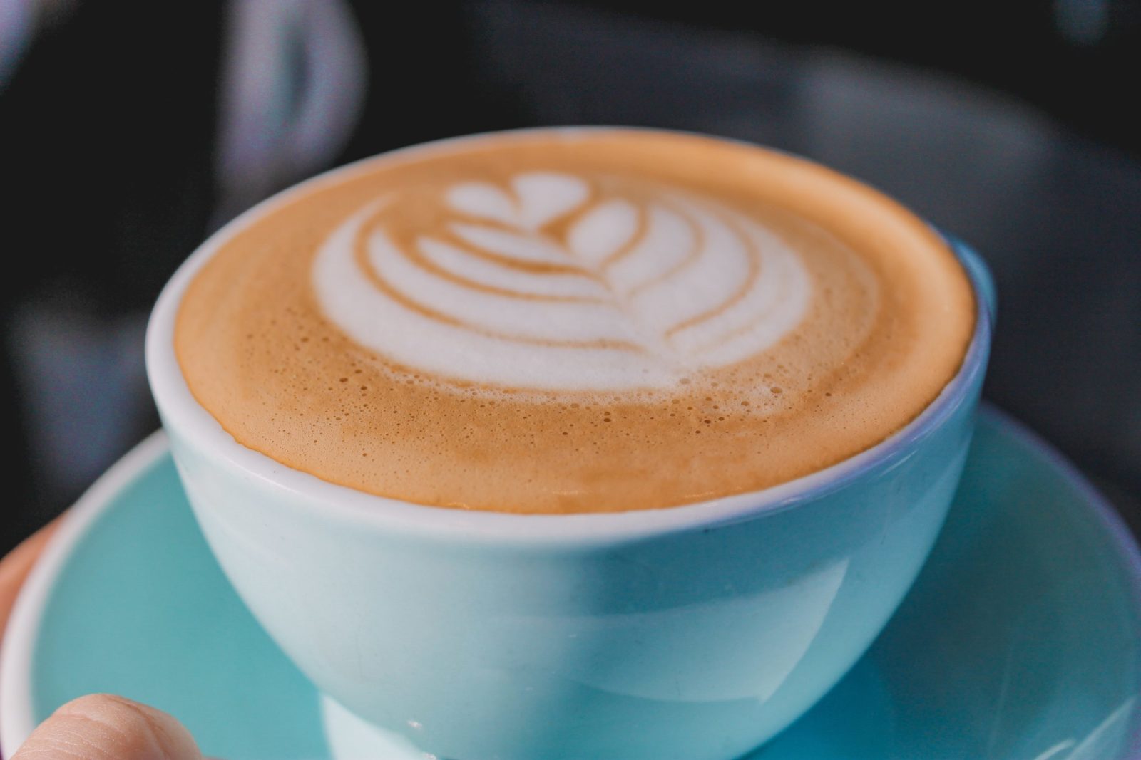 Nahaufnahme eines Milchkaffees