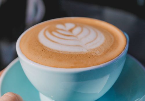 Nahaufnahme eines Milchkaffees