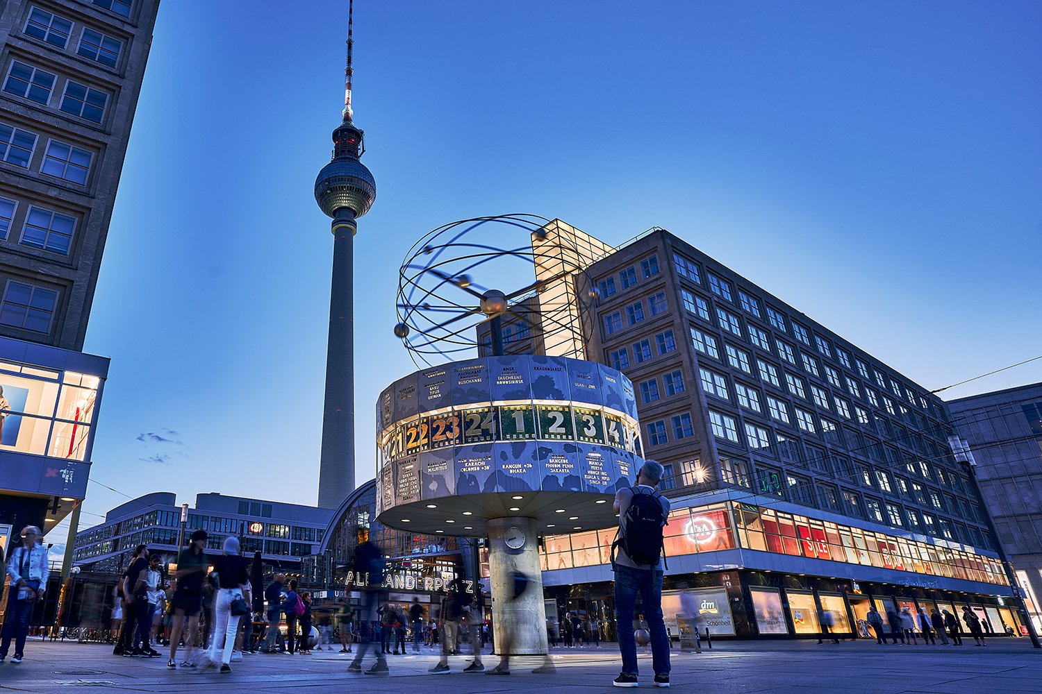 Berlin Alexanderplatz. Im Vordergrund die Weltzeituhr, im Hintergrund der Fernsehturm.