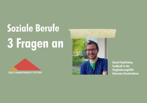 Ein Porträtfoto von Daniel Kupferberg auf grünem Hintergrund, daneben das Stiftungslogo und der Schriftzug: Soziale Berufe 3 Fragen an