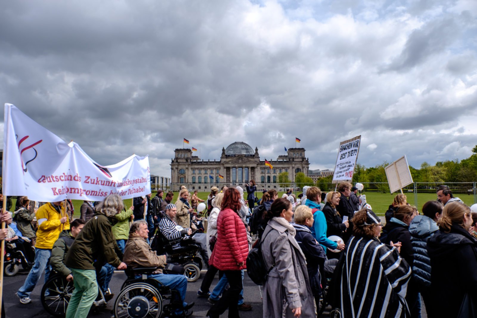 Symbolfoto: Bild von der Demo zum Europäischen Protesttag für die Rechte von menschen mit Behinderung im Mai 2016. Der Demozug im Vordergrund, im Hintergrund der Bundestag.