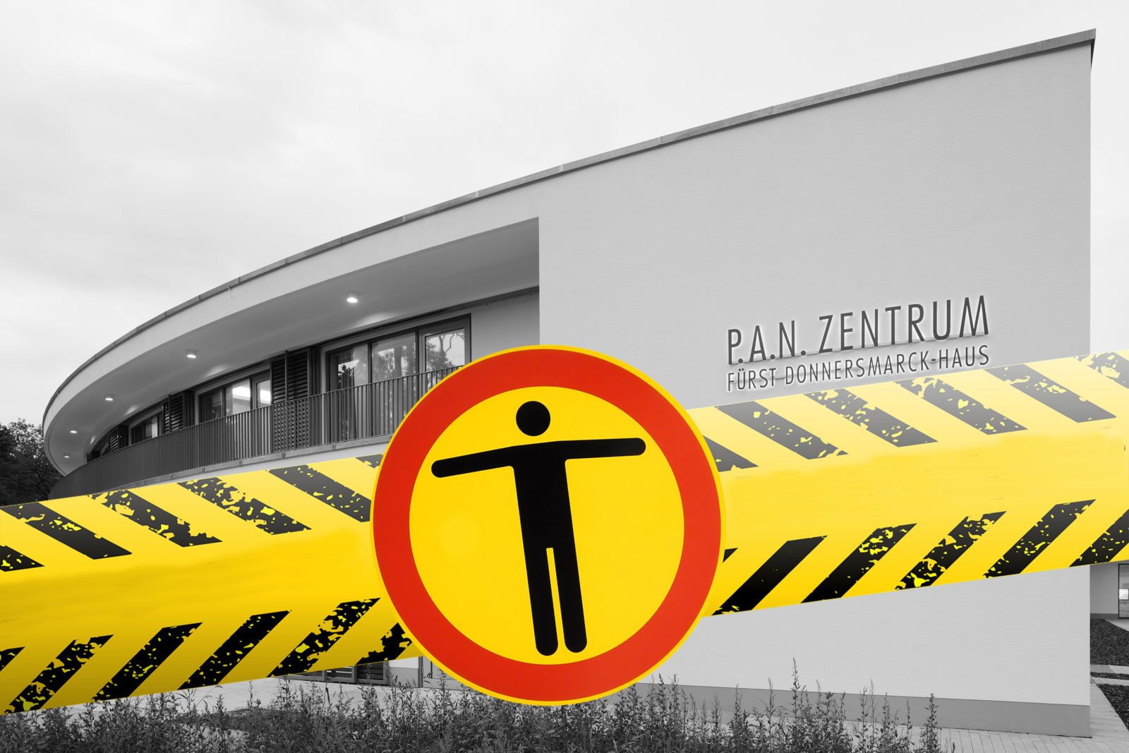 Schwarz-Weiß-Bild des P.A.N.Zentrums - ins Bild montiert eine gelb-schwarzes Band und einem Piktogramm "Zugang verboten"
