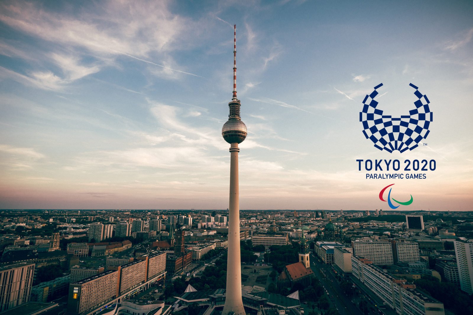 Eine Aufnahme über den Dächern von Berlin, in der Mitte der Fernsehturm. Ins BIld montiert das Logo der Tokyo 2020 Paralympic Games.
