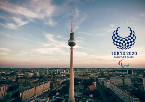 Eine Aufnahme über den Dächern von Berlin, in der Mitte der Fernsehturm. Ins BIld montiert das Logo der Tokyo 2020 Paralympic Games.