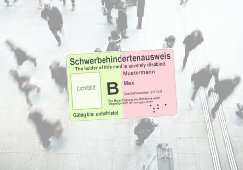 In der Mitte des Bildes das Muster eines Schwerbehindertenausweises. Im Hintergrund sind schemenhaft Menschen zu erkennen, die sich über einen Gehweg bewegen.