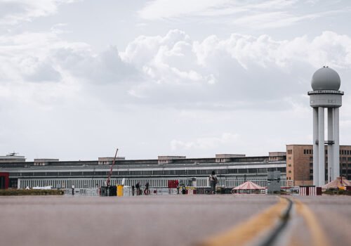 Gebäude des alten Tempelhofer Flughafens vom Tempelhofer Feld aus.