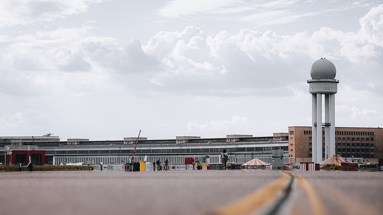 Gebäude des alten Tempelhofer Flughafens vom Tempelhofer Feld aus.