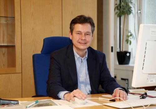 Uwe Brockhausen, Bezirksbürgermeister Reinickendorf, an seinem Schreibtisch